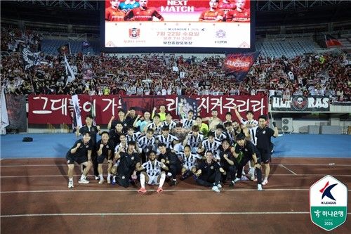 팬들과 승리 세리머니를 펼치는 FC서울 선수들