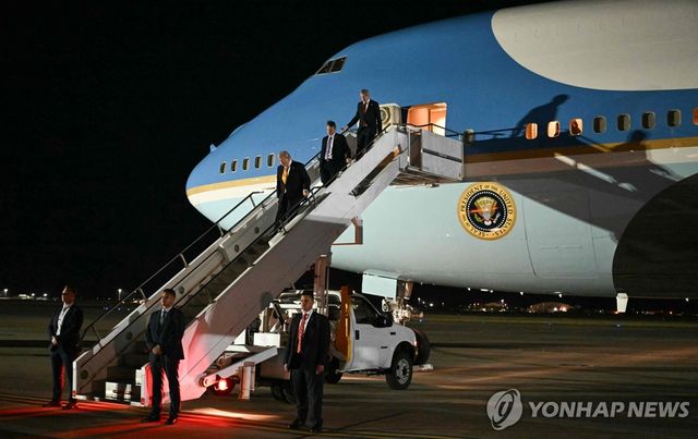 옛 에어포스원에서 내리는 트럼프 대통령 일행
