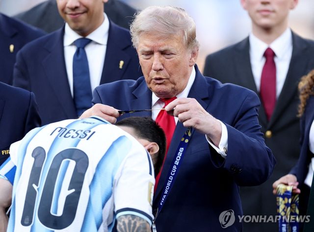 메시에게 준우승 메달 걸어주는 트럼프 대통령