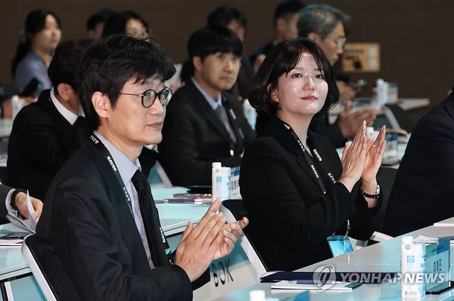 박수 치는 이해진 의장과 최수연 대표