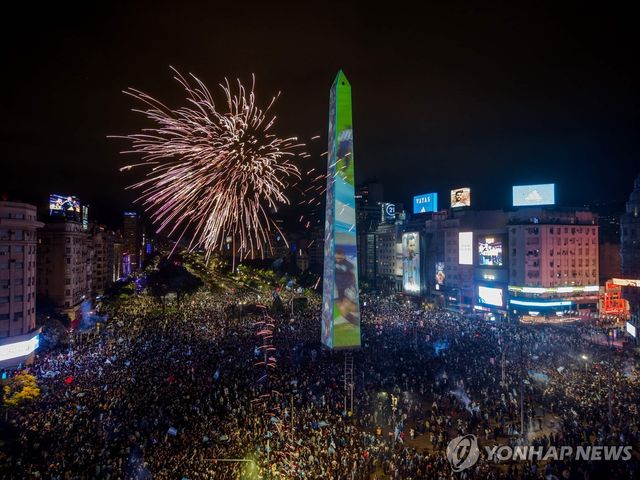 월드컵 결승전 패배에도 부에노스아이레스 도심에 몰려나와 축하하는 아르헨티나 시민들