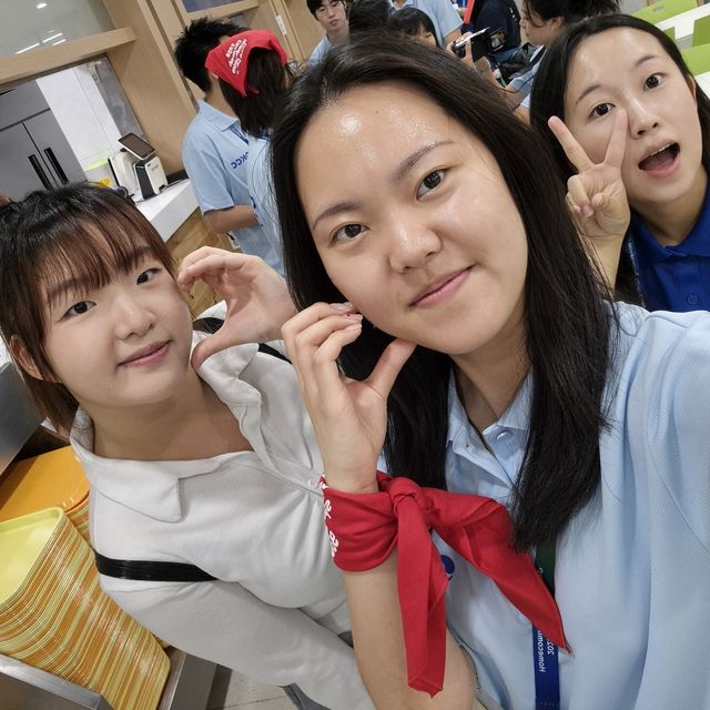 연수 참가 동료들과 포즈 취한 홍 아나스타샤(가운데)