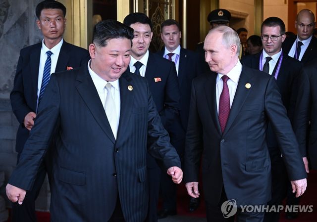 작년 9월 3일 중국 베이징에서 만난 블라디미르 푸틴 러시아 대통령(오른쪽)과 김정은 북한 국무위원장