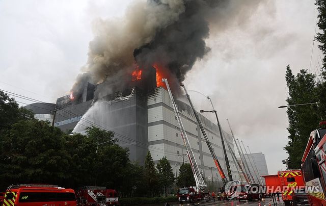 사흘째 계속되는 인천 쿠팡 물류센터 화재 진화 작업