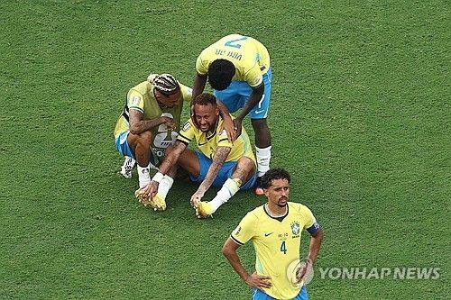 동료들의 위로에도 그라운드에 주저앉아 눈물 흘리는 네이마르.