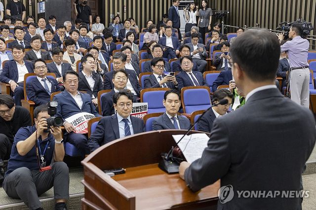 한병도 당 대표 권한대행 발언듣는 민주당 의원들