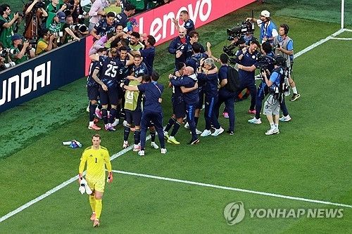 기뻐하는 파라과이 선수들을 뒤로 하고 퇴장하는 독일 마누엘 노이어