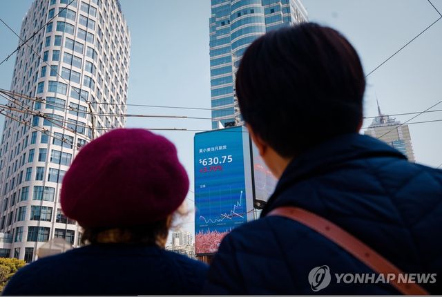 중국 상하이 증시 전광판을 바라보는 시민들