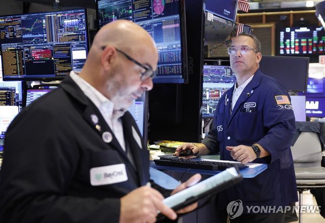 20일(현지시간) 뉴욕증권거래소(NYSE) 트레이더들