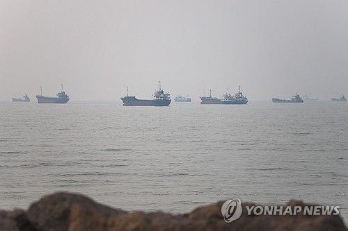 이란 반다르 아바스 인근 호르무즈 해협의 선박들