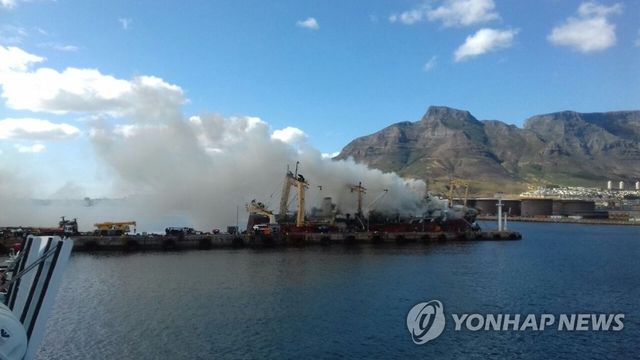 원양어선에 화재가 발생한 모습