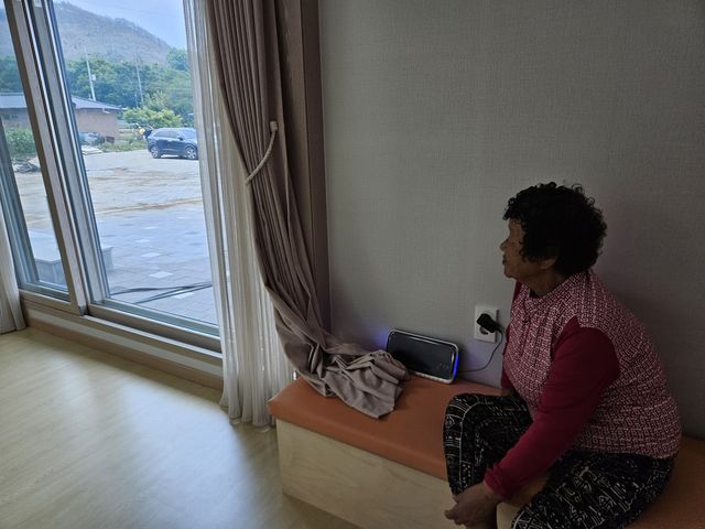 경로당 안에서 바깥 바라보는 이재민