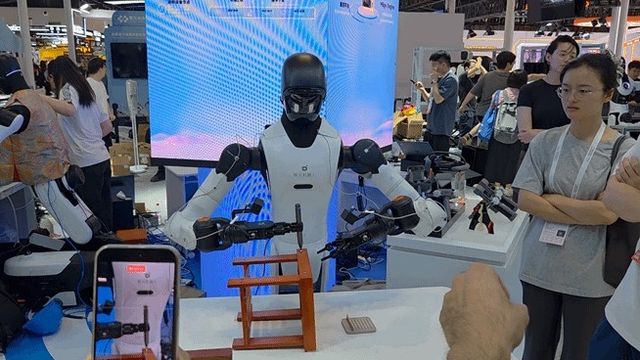 나사 조이는 로봇 
