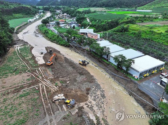 폭우에 유실된 도로