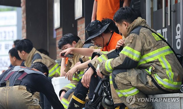 사흘째 사투…휴식하는 소방관들