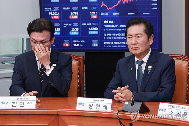 공명선거 실천 서약식 참석한 민주당 김민석 당 대표 후보-정청래 당 대표 후보