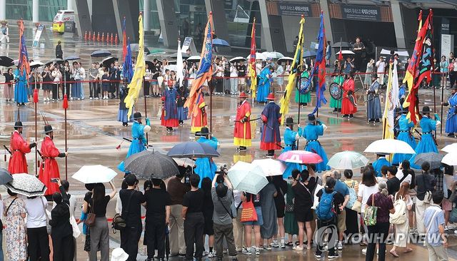 세계유산위원회 개막 알리는 수문장 교대의식