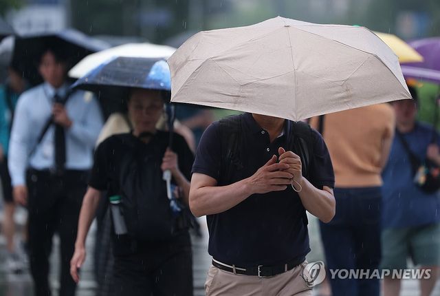우산 쓴 시민들