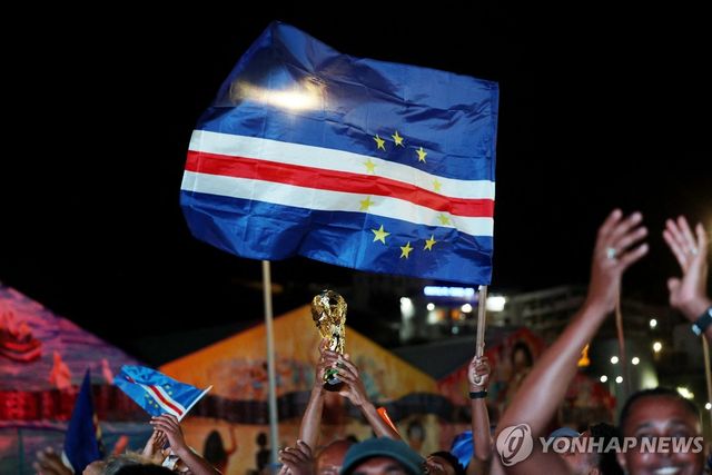 카보베르데 국기와 월드컵 트로피