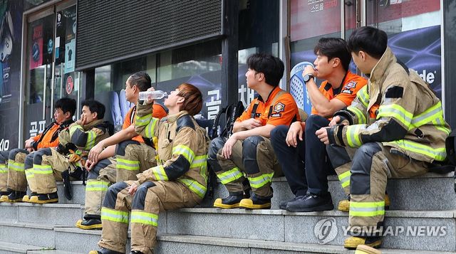 사흘째 사투…휴식하는 소방관들