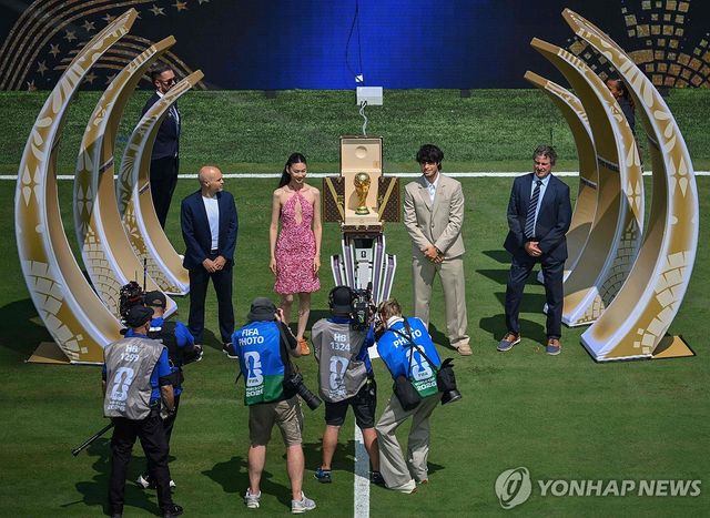 월드컵 우승 트로피 들고 등장한 정호연