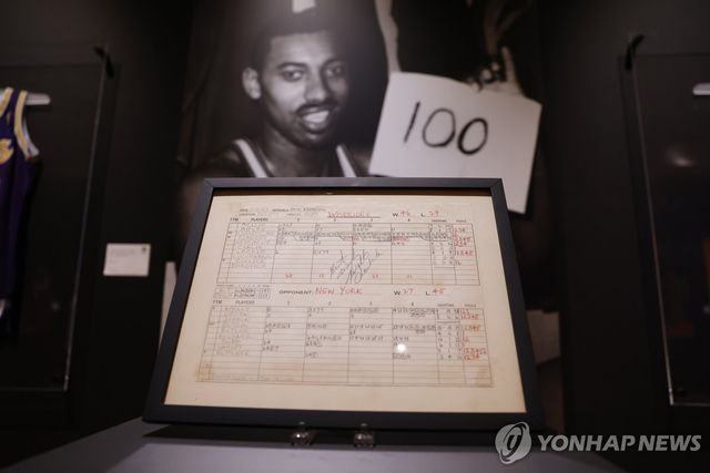 윌트 체임벌린의 100득점 경기 기념 사진