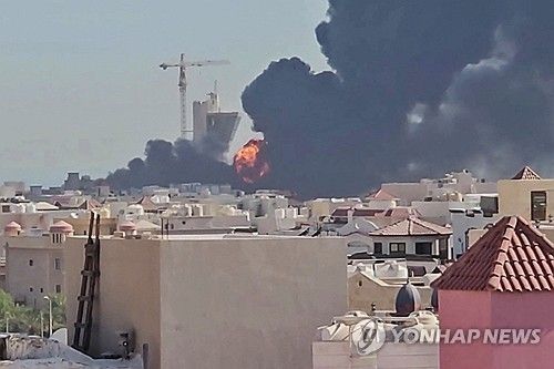 7월18일 쿠웨이트시티 남부 망가프 상공으로 검은 연기 기둥과 화염이 치솟는 모습이 담긴 소셜미디어 영상 캡처 사진. 당시 쿠웨이트는 자국 민간 시설을 공격하는 이란을 맹비난했다. [AFP 연합뉴스. 재판매 및 DB 금지]