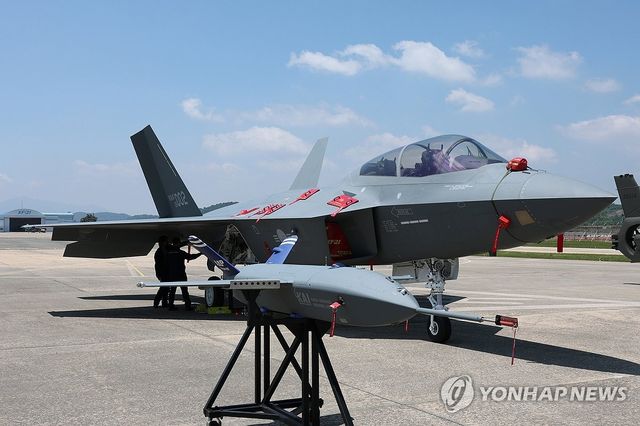 KF-21 양산2호기와 다목적무인기 실증기 공개