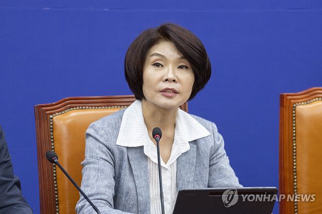 정책조정회의에서 발언하는 한정애 정책위의장