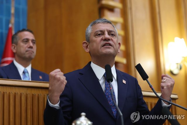 외즈귀르 외젤 전 CHP 대표