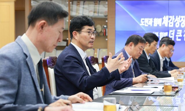 간부회의 주재하는 이원택 전북특별자치도지사(왼쪽 두번째)