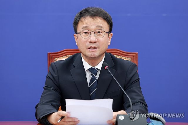 민주당 원내대책회의에서 발언하는 한병도 대표 직무대행