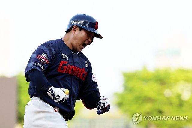 홈런 치고 환호하는 유강남