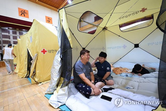 지난 20일 인천 쿠팡 물류센터 화재 주민대피소