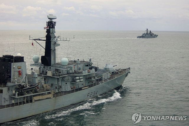 HMS 아이언듀크함(왼쪽)과 러시아 호위함 네우스트라시미함