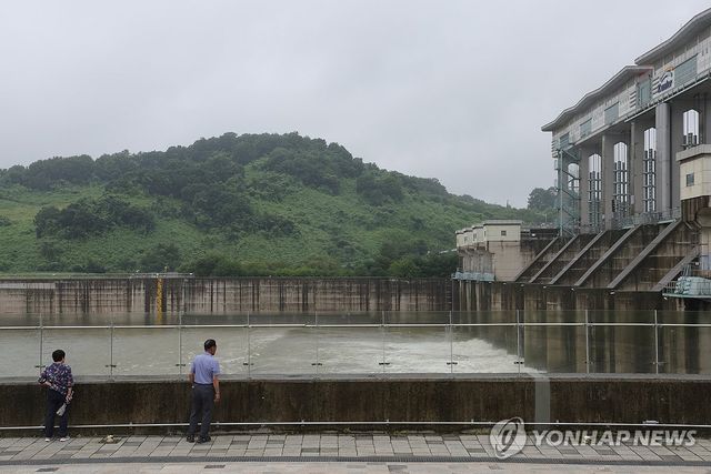 임진강물 방류하는 군남댐