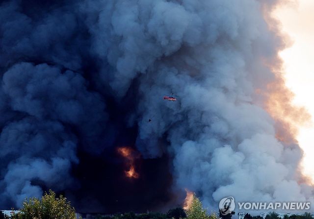 러시아 최대 온라인 유통업체 와일드베리스 물류창고에서 피어오르는 연기 