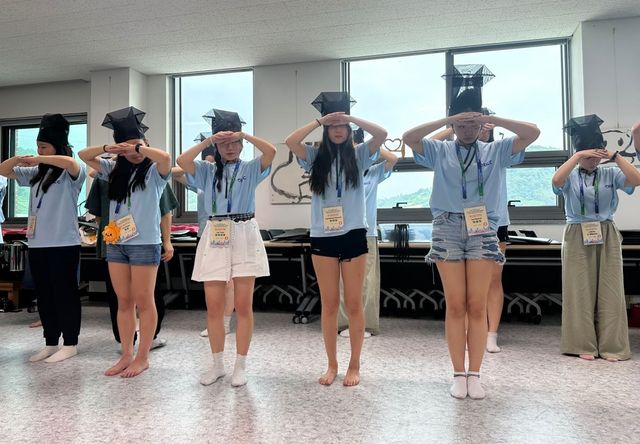 연수 중 갓 쓰고 세배하는 법 실습하는 이유리아(왼쪽서 3번째) 씨