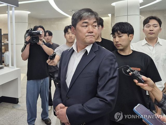 스포츠공정위 출석하는 배재고 야구부 감독