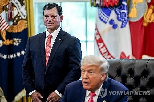 트럼프 대통령 옆에 선 비시냐노 SSA 국장