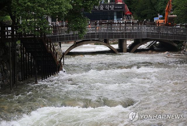 폭우로 불어난 계곡물