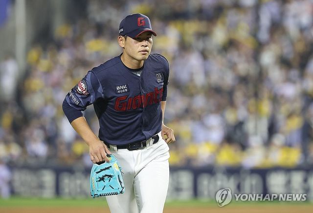 더그아웃 향하는 김진욱