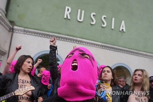 지난 5월 베네치아 비엔날레 러시아관 앞에서 벌어진 항의 시위 [AP 연합뉴스 자료사진. 재판매 및 DB 금지] 