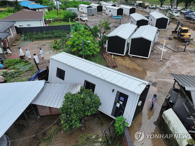 '산불에 폭우까지'…산불 이재민 임시주택 단지 덮친 토사