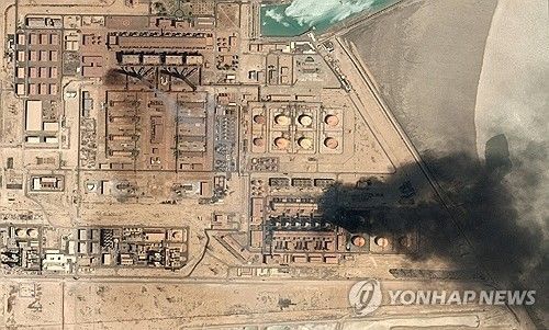 이란의 공격을 받아 연기가 치솟는 쿠웨이트 수비야 발전·담수화 시설의 위성사진