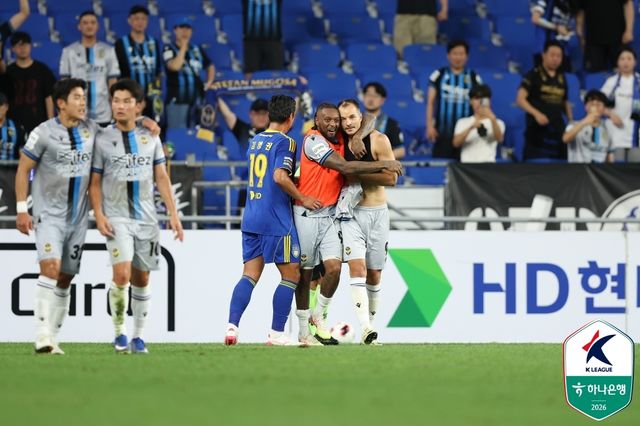 승리로 경기 마치고 페리어와 기쁨 나누는 인천 무고사 