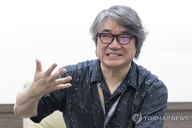 인터뷰하는 원일 예술감독