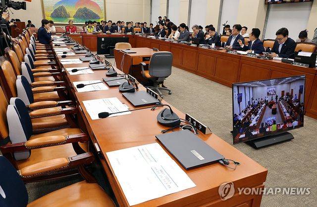 국민의힘 불참 속 열린 홈플러스 회생 관련 정무위원회 간담회
