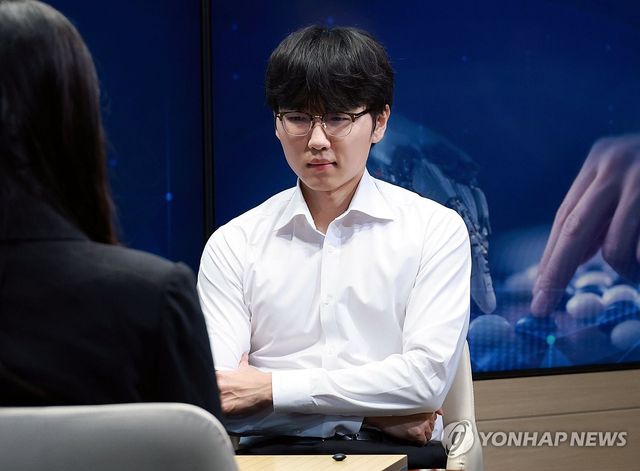 AI 카타고와 대국 펼치는 신진서