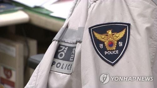 경찰 제복. 위 사진은 기사와 직접 관련이 없습니다.